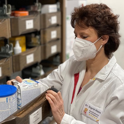 Sigrid Klein in ihrer Landapotheke in Gersheim.