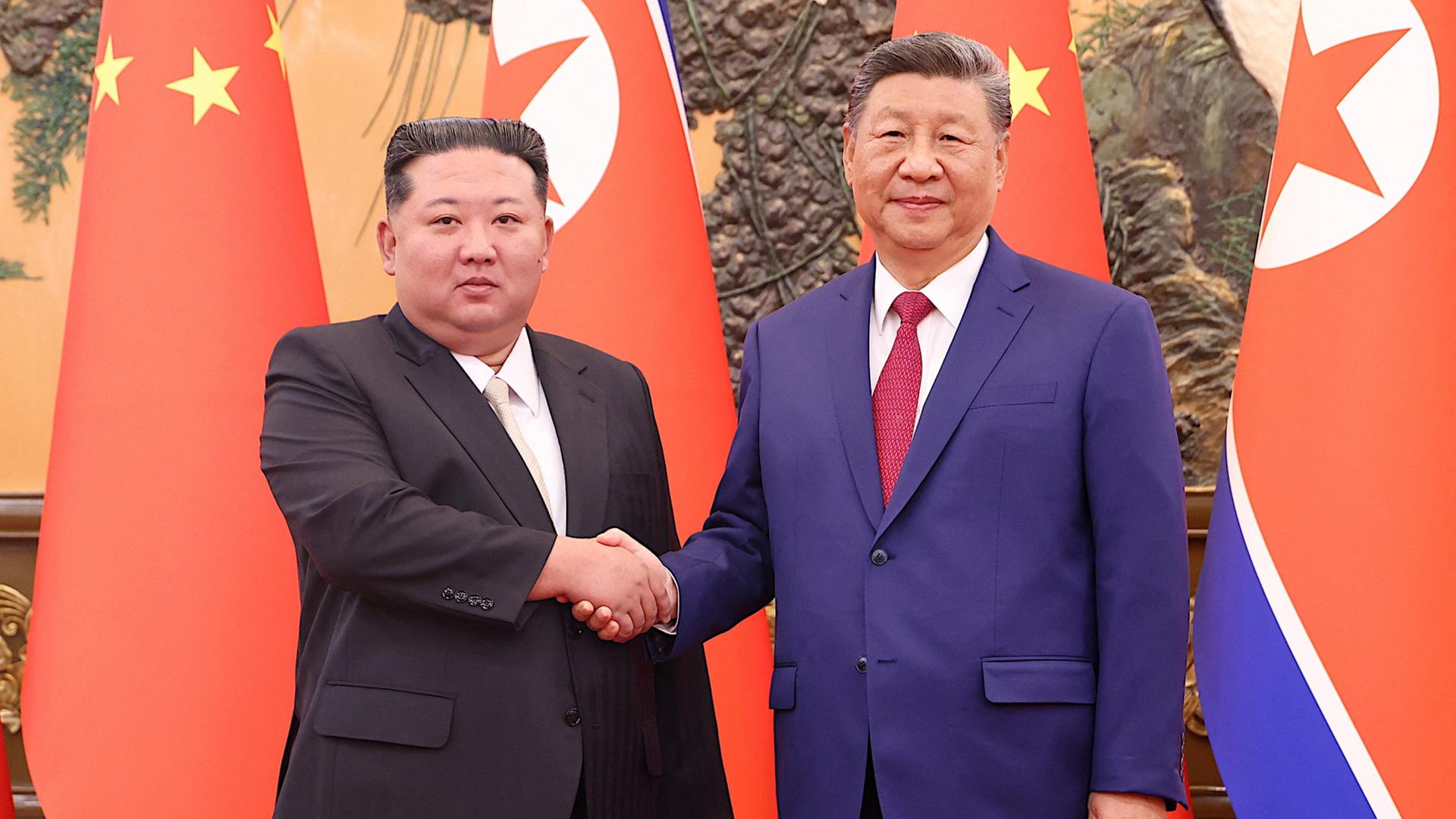 Kim Jong Un und Xi Jinping geben sich die Hand. | via REUTERS