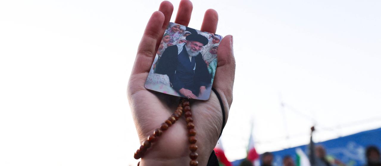 Eine Person hält ein Bild von Irans oberstem Führer Ayatollah Ali Chamenei auf einem Platz in Teheran.