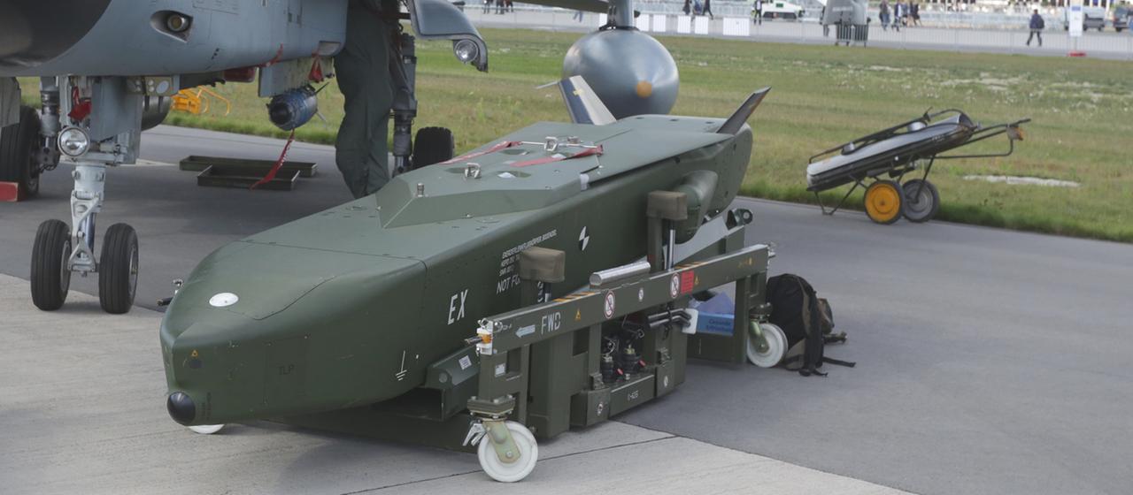 Der Luft-Boden-Marschflugkörper "Taurus" bei der ILA auf dem Flughafen Berlin-Schönefeld (Bild vom 13.09.2012)