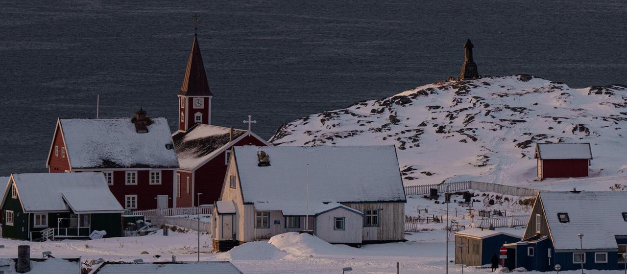 Das Militärschiff HDMS Knud Rasmussen der Königlich Dänischen Marine patrouilliert in der Nähe von Nuuk.