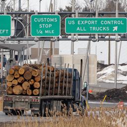 Ein mit Holz beladener Lastwagen überquert in Champlain (New York, USA) die Grenze zu Kanada.