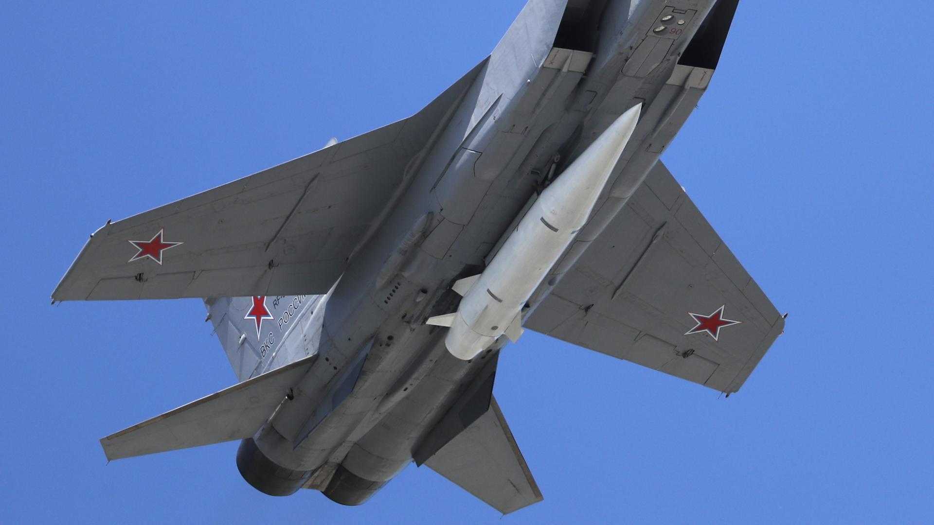 Ein Mikoyan MiG-31 Abfangjäger der russischen Luftwaffe, beladen mit einer ballistischen Luft-Boden-Rakete 