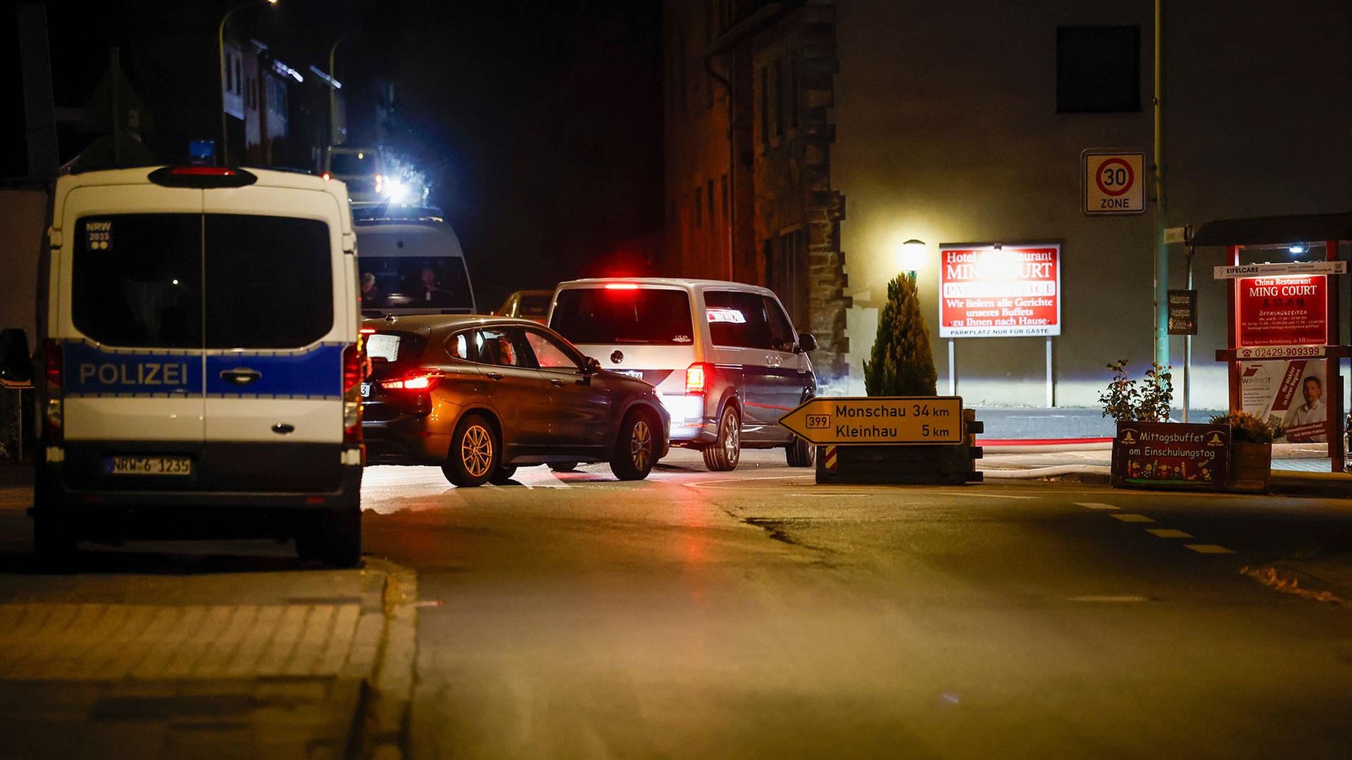 Fahrzeuge fahren bei Dunkelheit durch eine Ortschaft.  | Thomas Banneyer/dpa