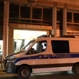 Polizeiautos stehen vor einem Gebäude in Berlin.