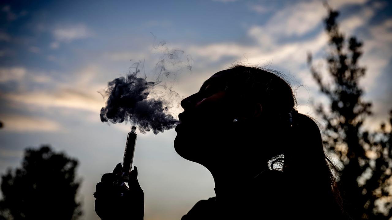 ist einmal vapen schlimm Sieht harmlos aus, riecht nach Süßigkeiten, aber der Schein trügt. 🍭➡️☣️  Eine neue US-Studie hat herausgefunden, dass manche Einweg-Vapes eine  extrem hohe Schadstoffbelastung aufweisen!, Besonders die main image 1