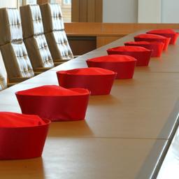 Barette der Verfassungsrichter liegen nebeneinander