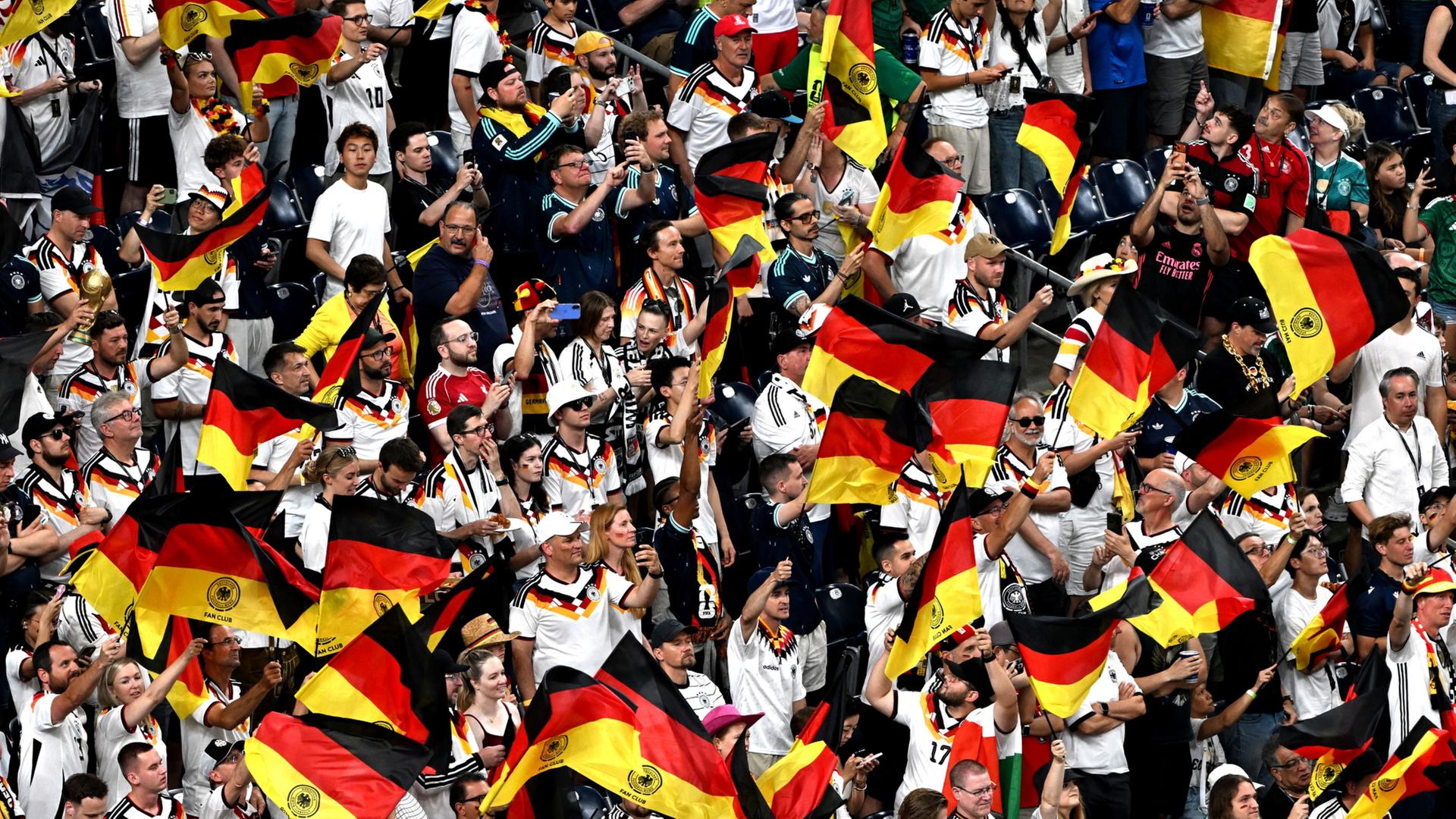 Fans der Deutschen Fußball-Nationalmannschaft im Stadion von Houston, Texas. | Federico Gambarini/dpa