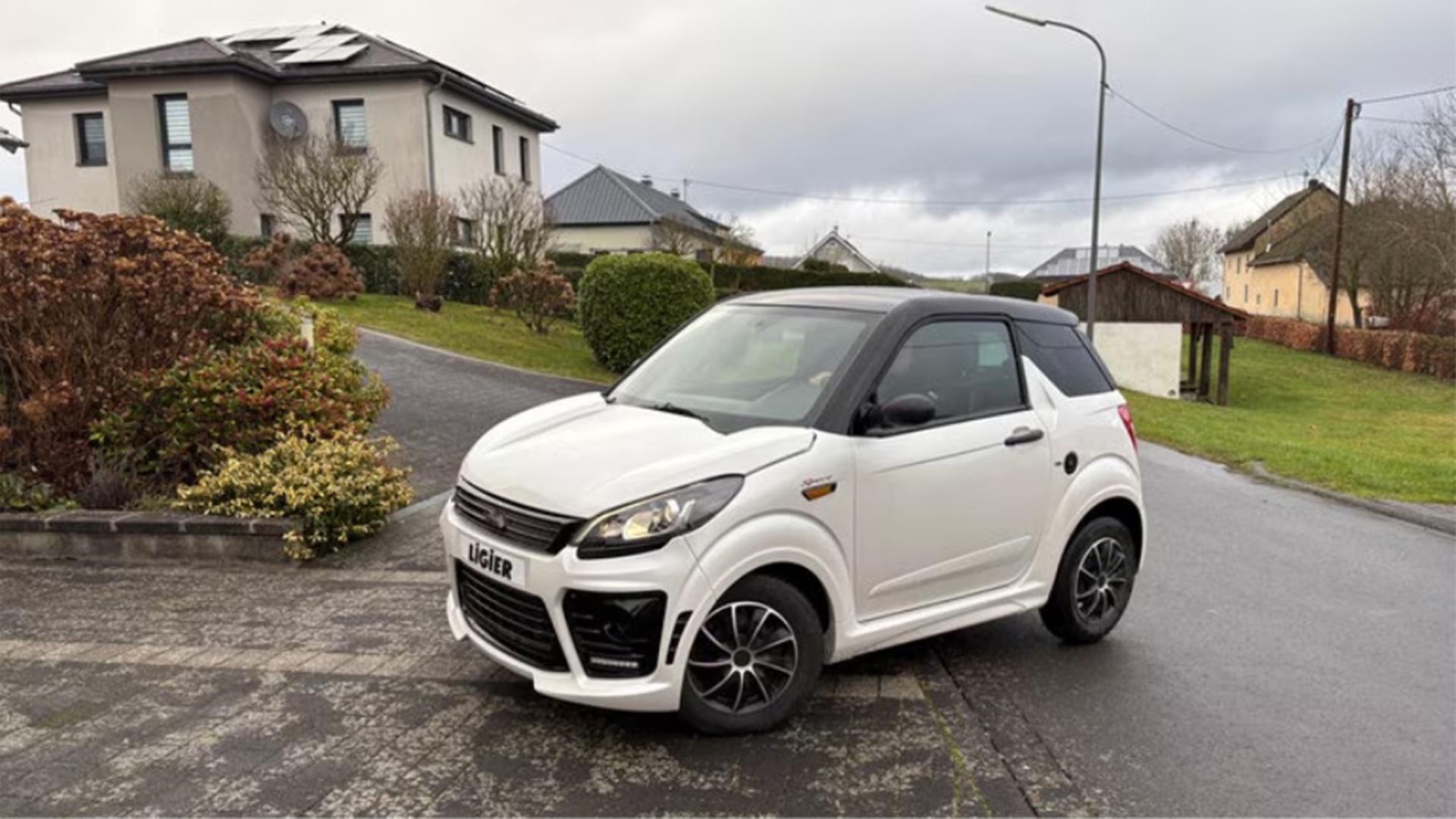 Ein Mopedauto steht in einer StraÃe. | Alicia Tedesco/SWR