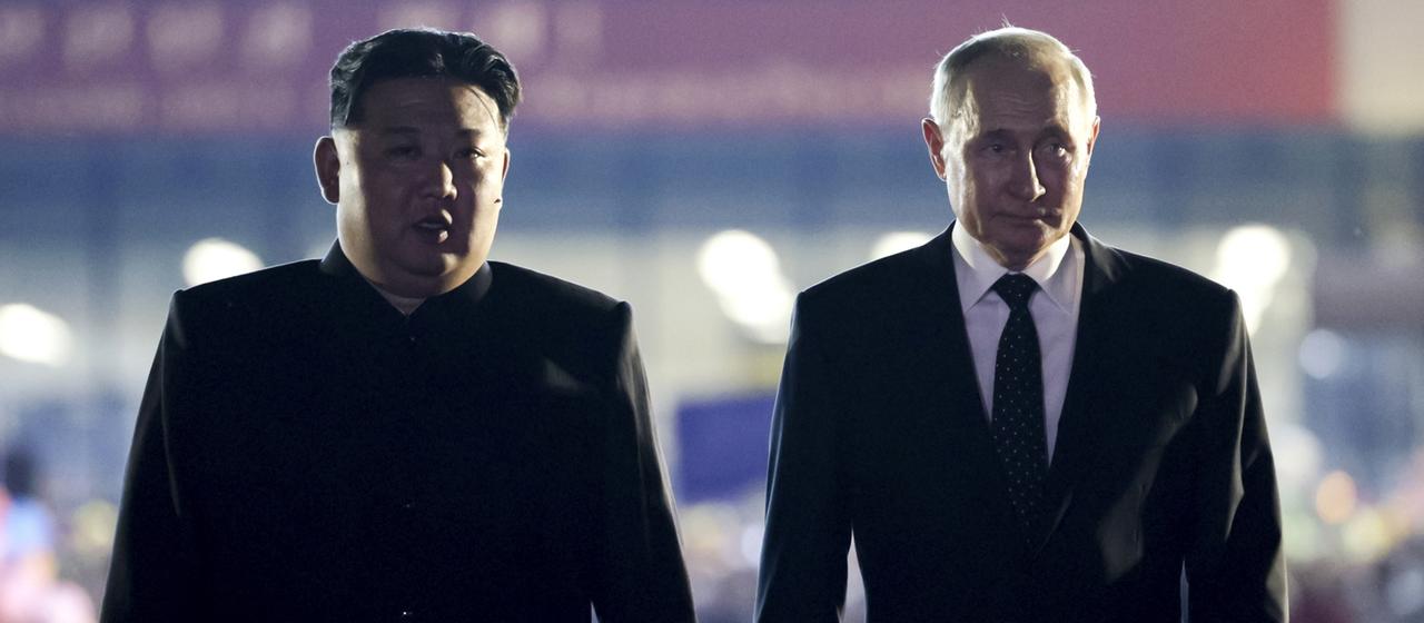 Auf diesem von der staatlichen Nachrichtenagentur Sputnik via AP veröffentlichten Foto steht Kim Jong Un während der Abreisezeremonie neben Russlands Präsident Wladimir Putin