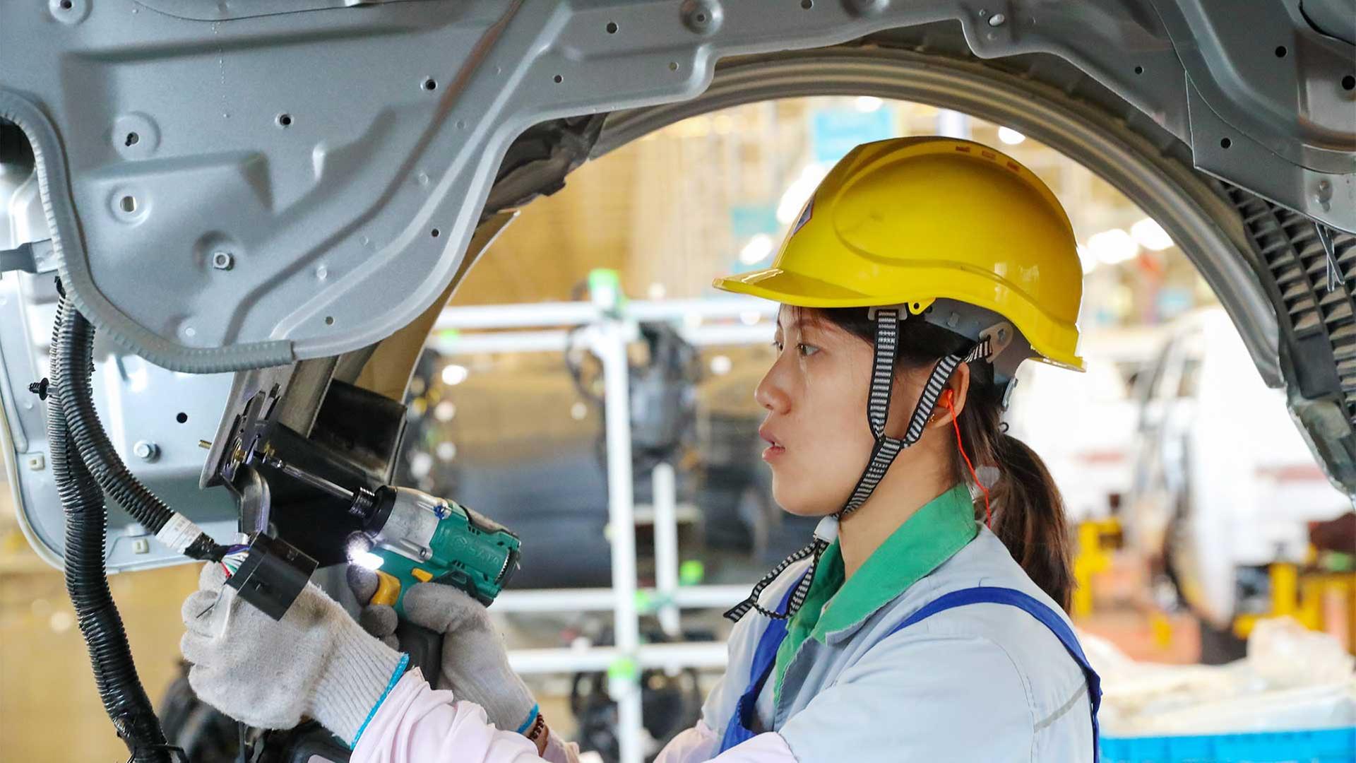 Arbeiterin in der Fahrzeugmontage  der Wuzheng Group, Provinz Shandong, China. | picture alliance / CFOTO