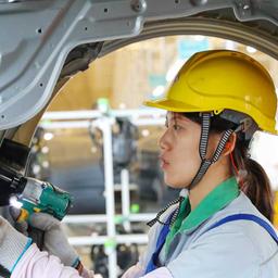 Arbeiterin in der Fahrzeugmontage  der Wuzheng Group, Provinz Shandong, China.