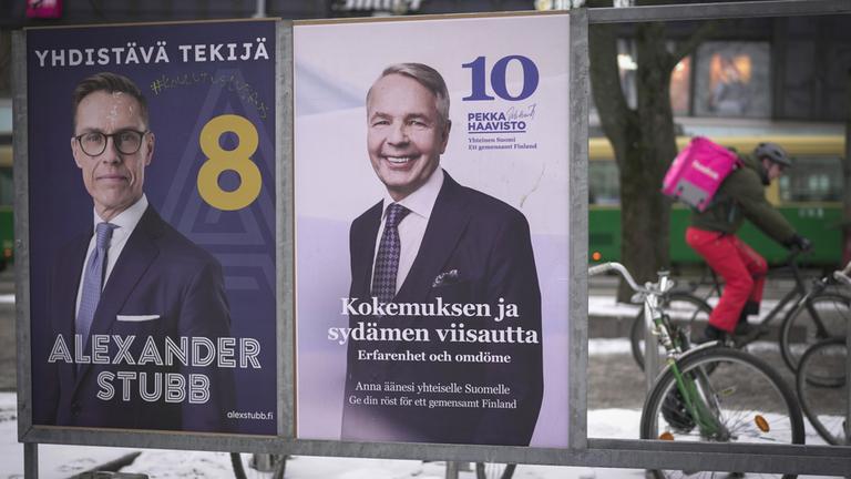 Wahlplakate des Präsidentschaftskandidaten der Nationalen Koalition, Alexander Stubb (l) und des Präsidentschaftskandidaten der sozialen Bewegung, Pekka Haavisto.