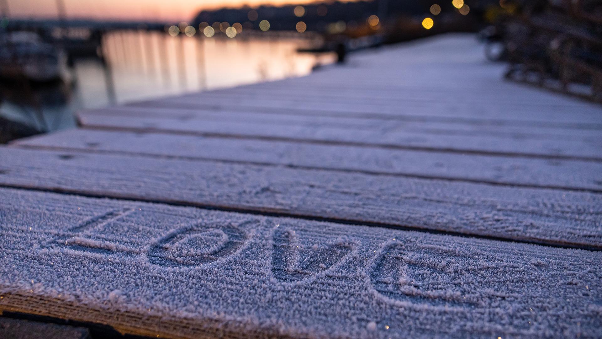 In den Raureif auf einem Steg ist das Wort 