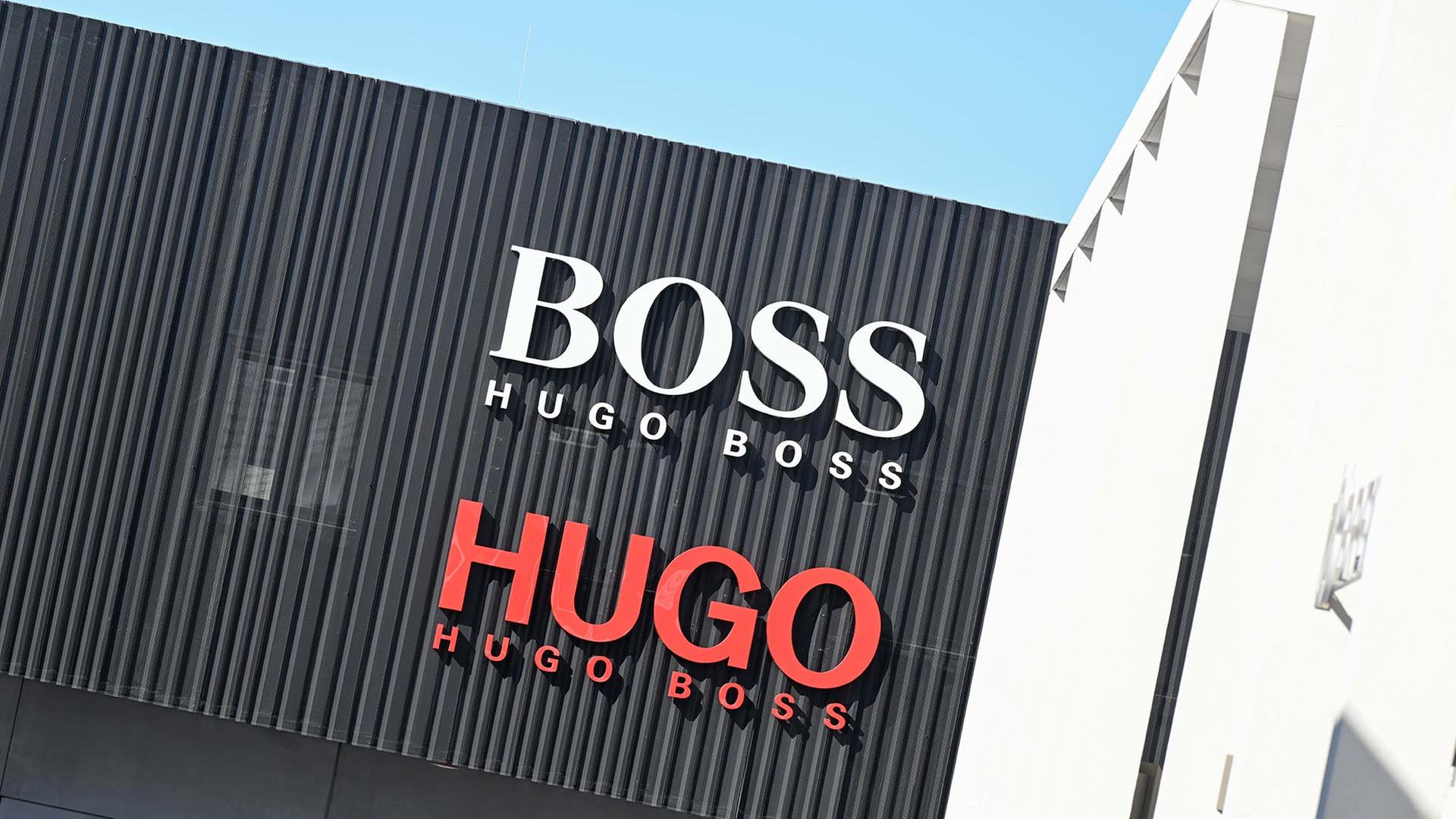 Unternehmenslogo von Hugo Boss, an einem Outlet-Store am Firmensitz Metzingen. | picture alliance/dpa