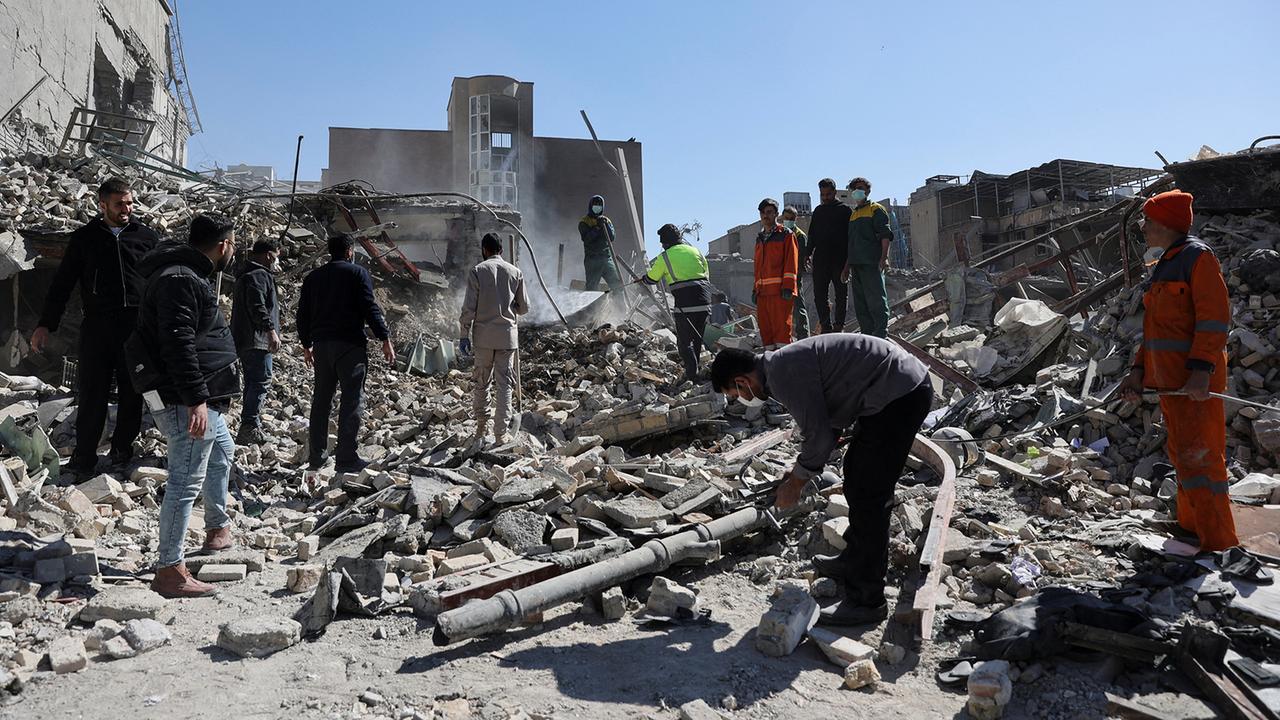 Lage in Nahost: Zerstörung in Teheran, Angriffe auf US-Botschaften