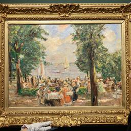 Das Gemälde "Gartenlokal am Wannsee" von Max-Liebermann wird für eine Versteigerung aufgehängt. (Quelle: dpa/Oliver Berg)