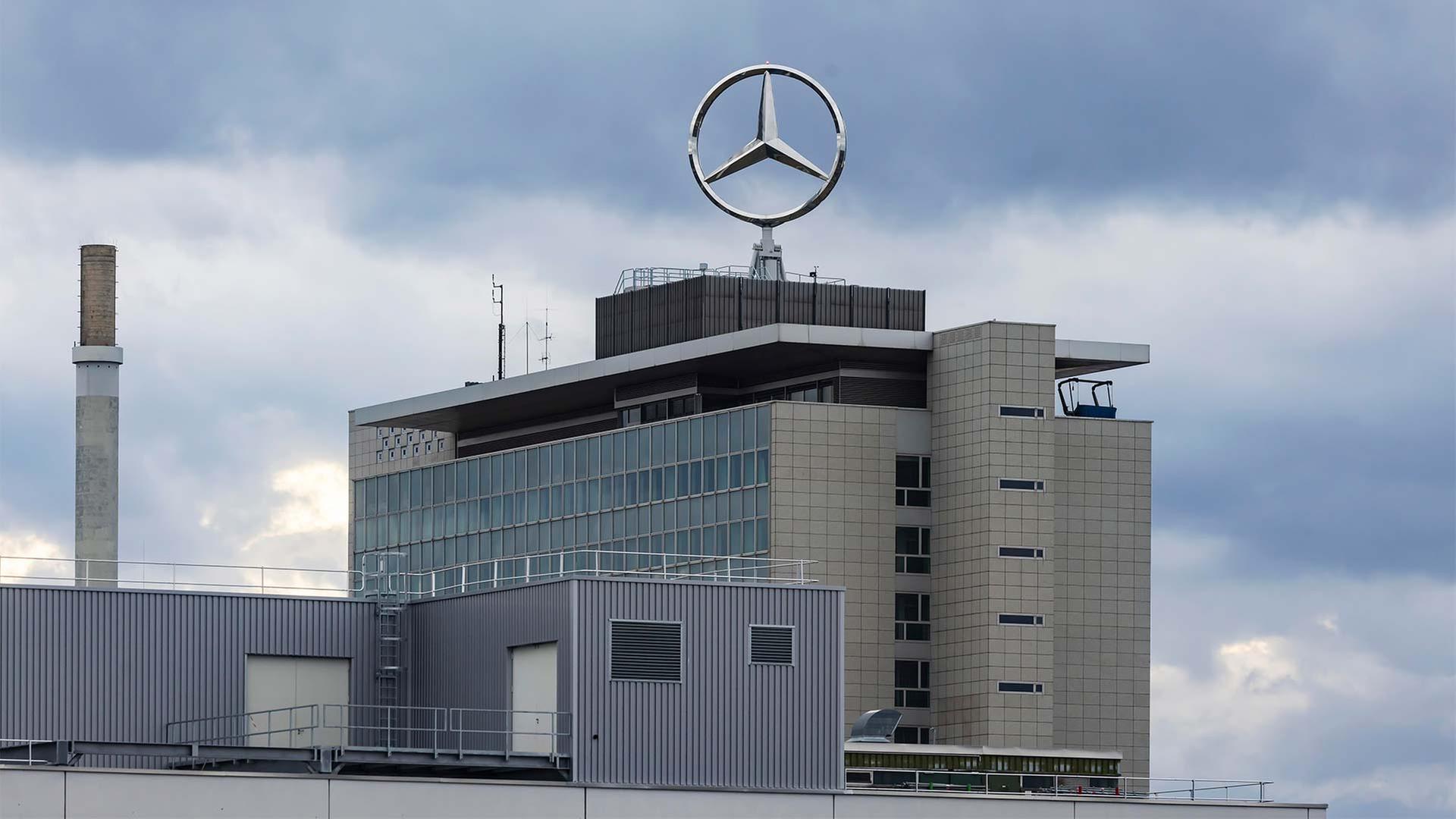 Mercedes-Stern auf der Unternehmenszentrale in Untertürkheim. | picture alliance / imageBROKER