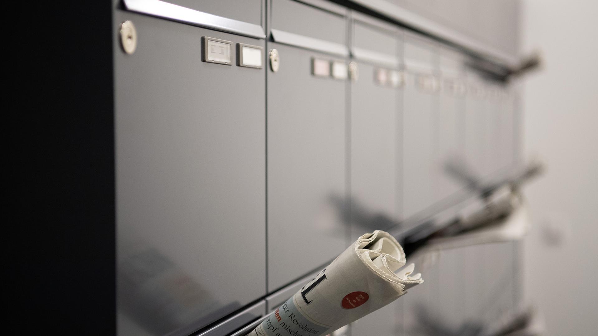 Mehrere Briefkästen hängen an einer Wand. | dpa