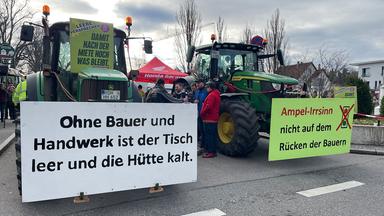 Landwirte protestieren im Vorfeld des politischen Aschermittwochs der Grünen vor der Stadthalle in Biberach. 