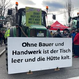 Landwirte protestieren im Vorfeld des politischen Aschermittwochs der Grünen vor der Stadthalle in Biberach. 