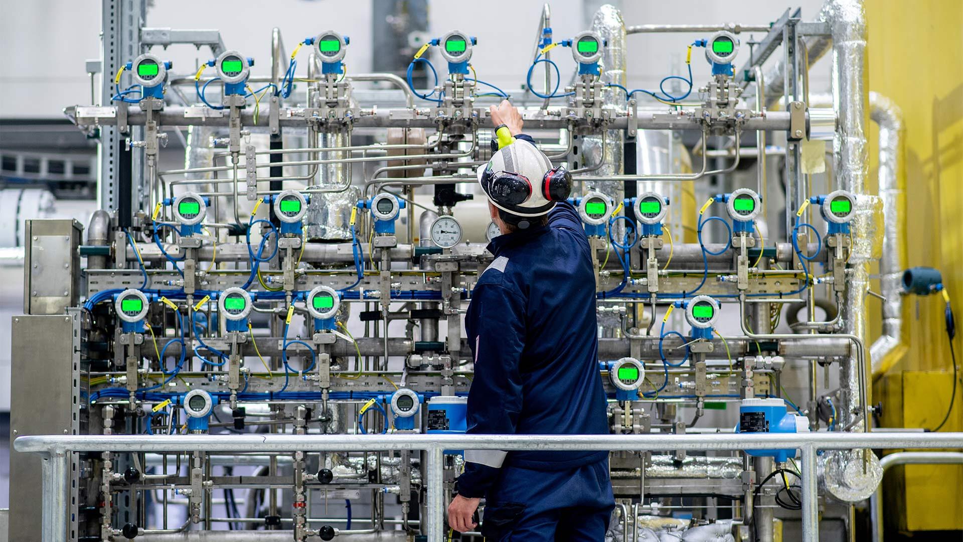 Mitarbeiter vor Steuereinheit zur Verdichtung von Gas, Erdgasspeichers Rehden. | picture alliance/dpa