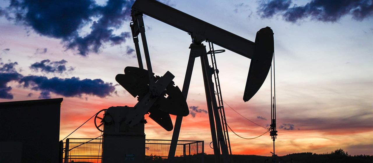 Ölpumpe im Gegenlicht.