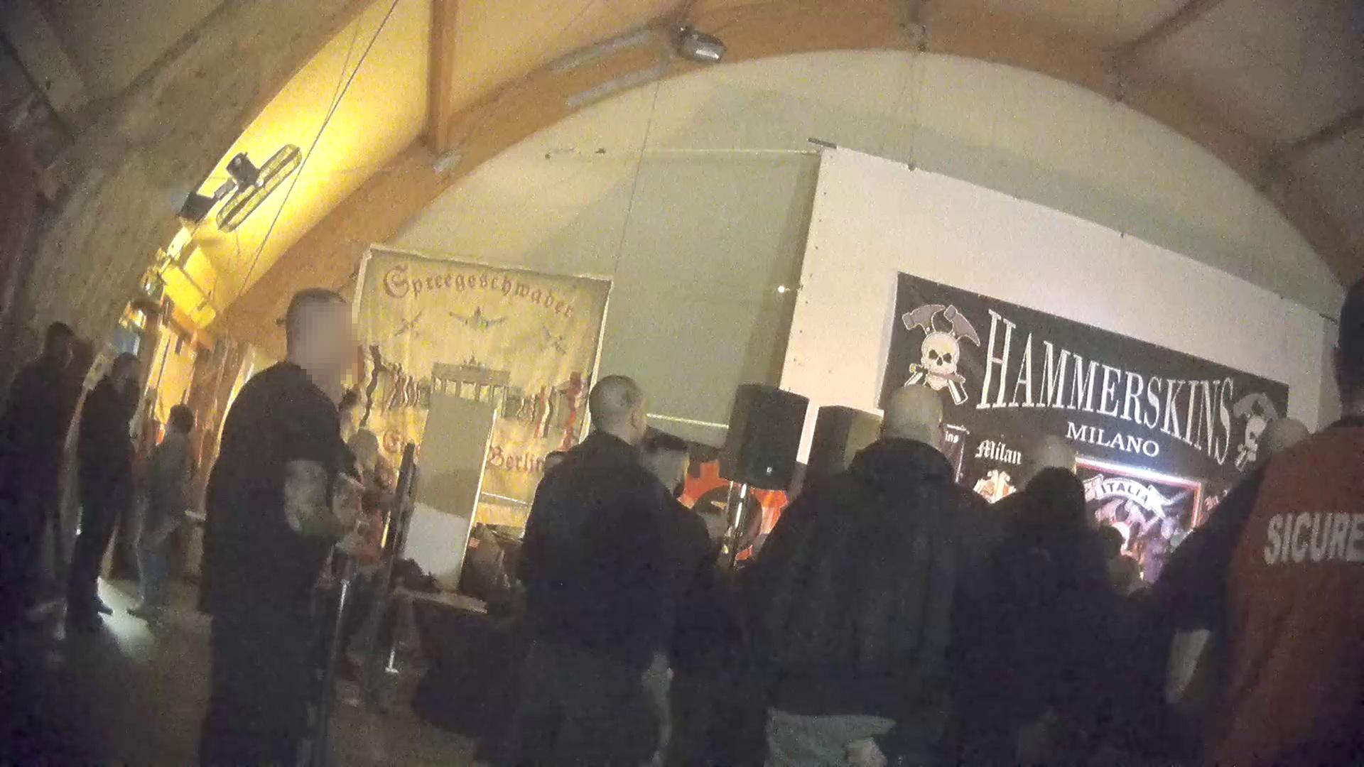 Hammerskin-Konzert am 15.11.25 in Mailand | Exif-Recherche, Verpixelung: NDR