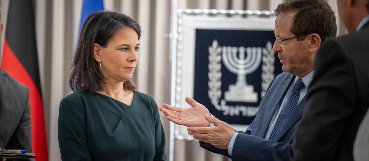 Annalena Baerbock im Gespräch mit Izchak Herzog