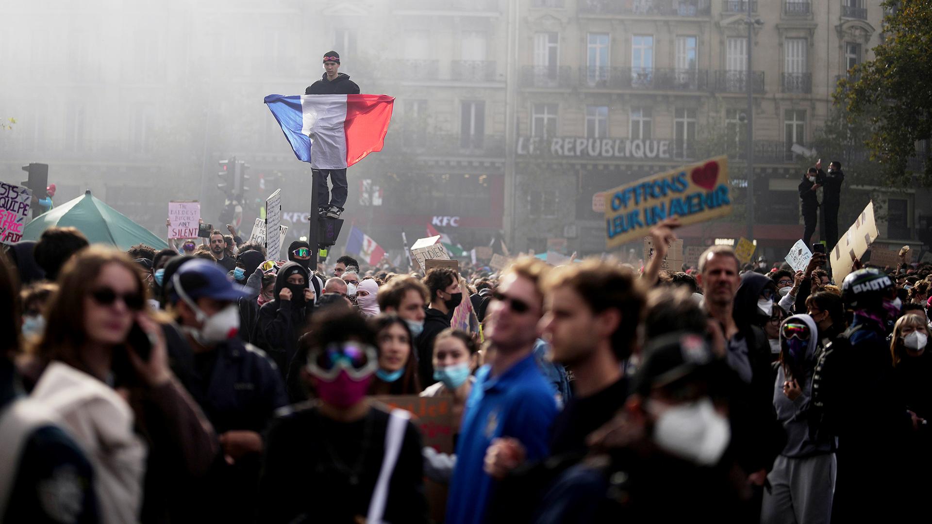 Demostration auf dem Place de la RÃ©publique in Paris (Archiv, Foto: 17.10.2026) | Thibault Camus/AP/dpa