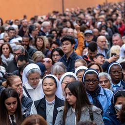 Menschen stehen am Petersdom an, um Abschied von Papst Franziskus zu nehmen.