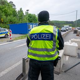 Polizisten beobachten an einer Kontrollstelle auf der A64 Nahe der luxemburgischen Grenze den Verkehr.