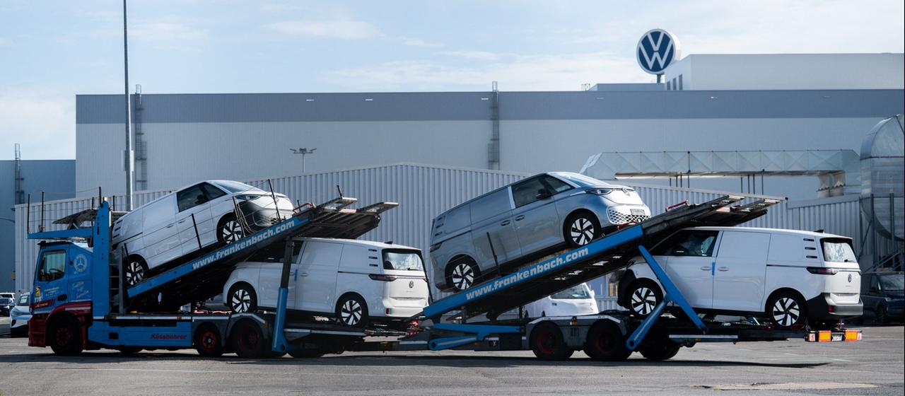 Neuwagen Elektrobusse VW ID.Buzz stehen am Volkswagen Werk Hannover auf einem Autotransporter.