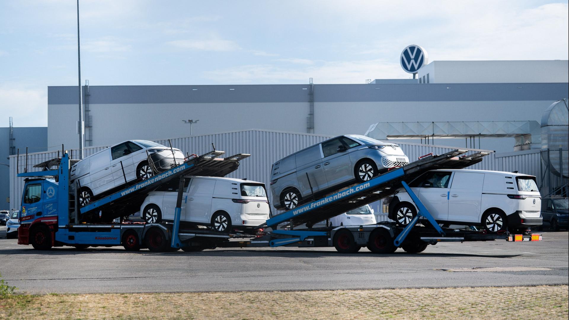 Neuwagen Elektrobusse VW ID.Buzz stehen am Volkswagen Werk Hannover auf einem Autotransporter. | Julian Stratenschulte/dpa