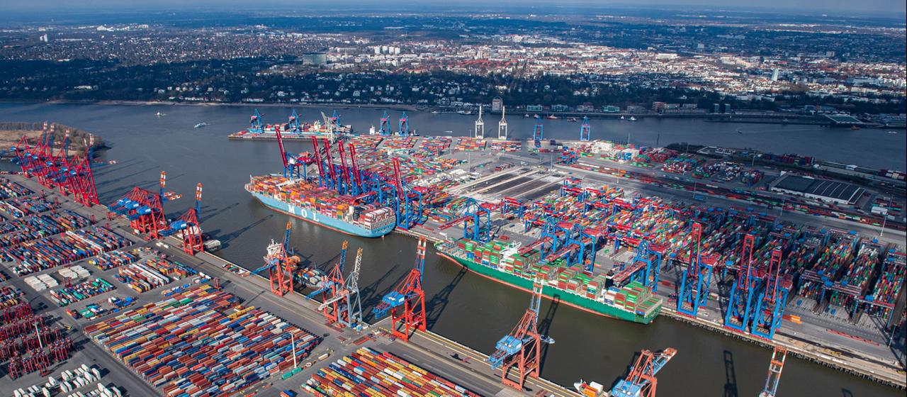 Das Luftbild zeigt zahlreiche Container auf dem HHLA-Container-Terminal Burchardkai.