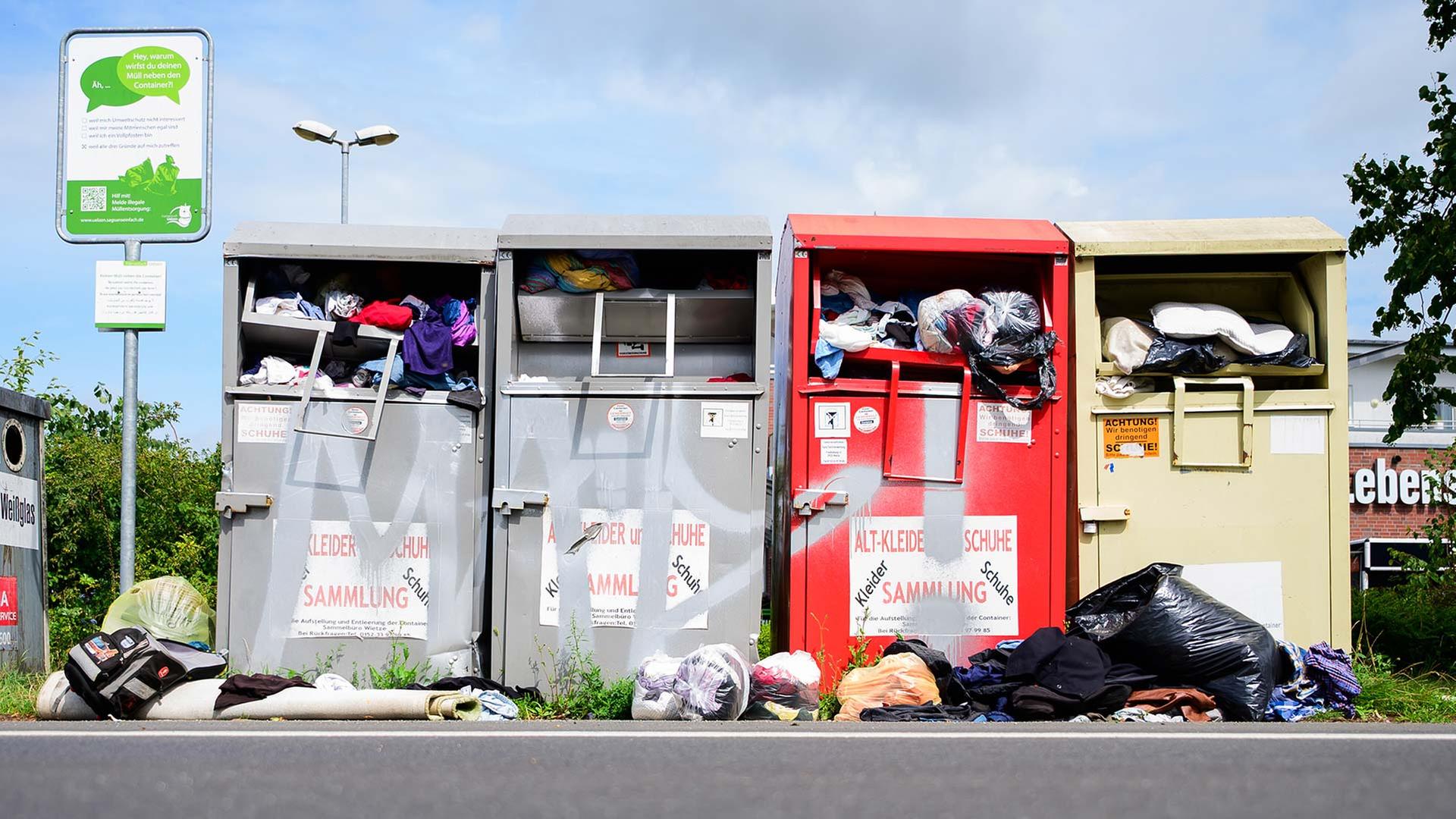 Altkleidercontainer an einer Straße. | picture alliance/dpa