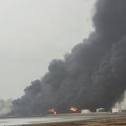 Feuer im Hafen von Hodeida im Jemen nach einem israelischen Angriff