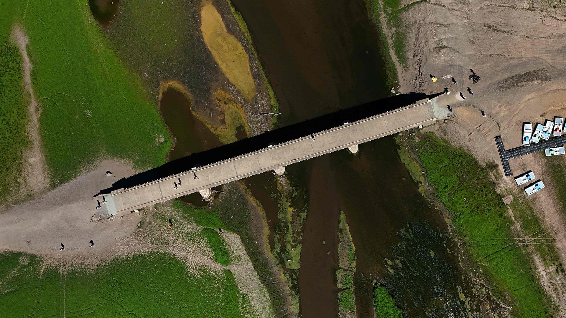 Aseler Brücke im Edersee, Regen in der Verbotenen Stadt, Milchstraße über der Negev-Wüste,