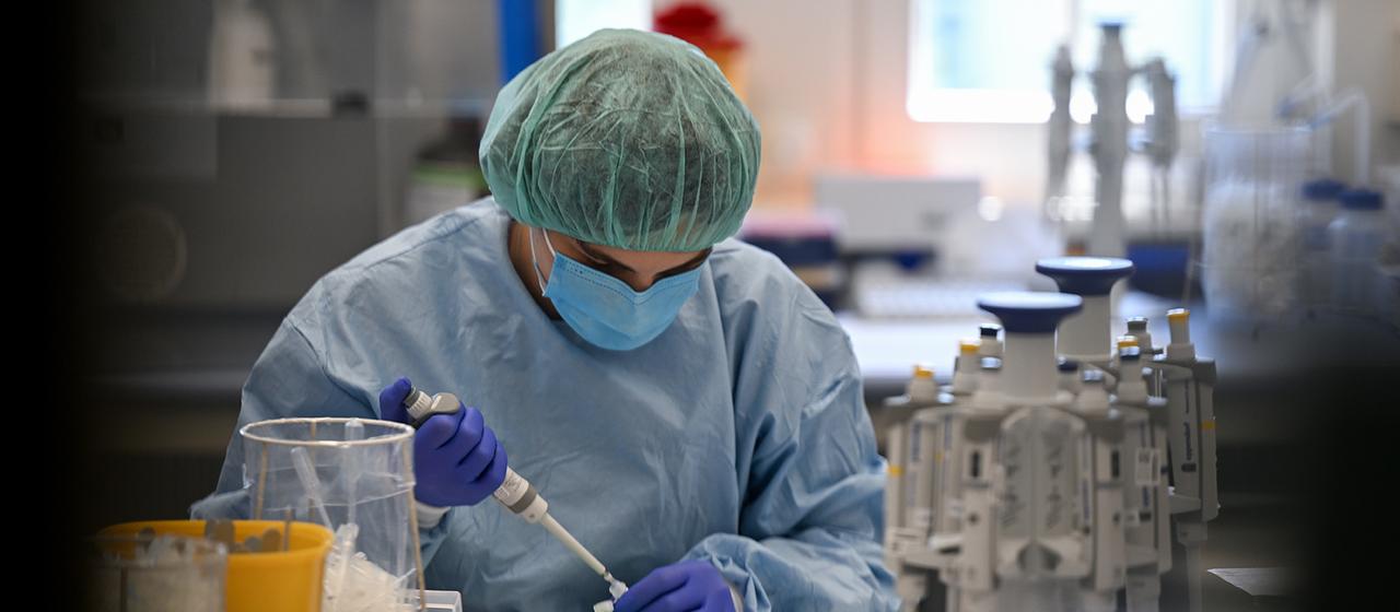  Eine Biologisch-technische Assistentin arbeitet in einem medizinischen Labor.