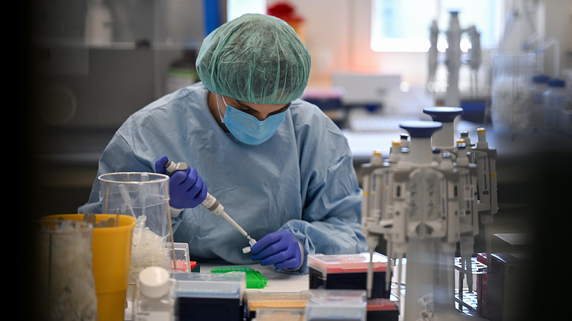  Eine Biologisch-technische Assistentin arbeitet in einem medizinischen Labor. | picture alliance/dpa