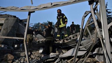 Rettungskräfte suchen nach einem russischen Angriff auf die ostukrainische Stadt Kramatorsk unter den Trümmern nach Toten und Verletzten.