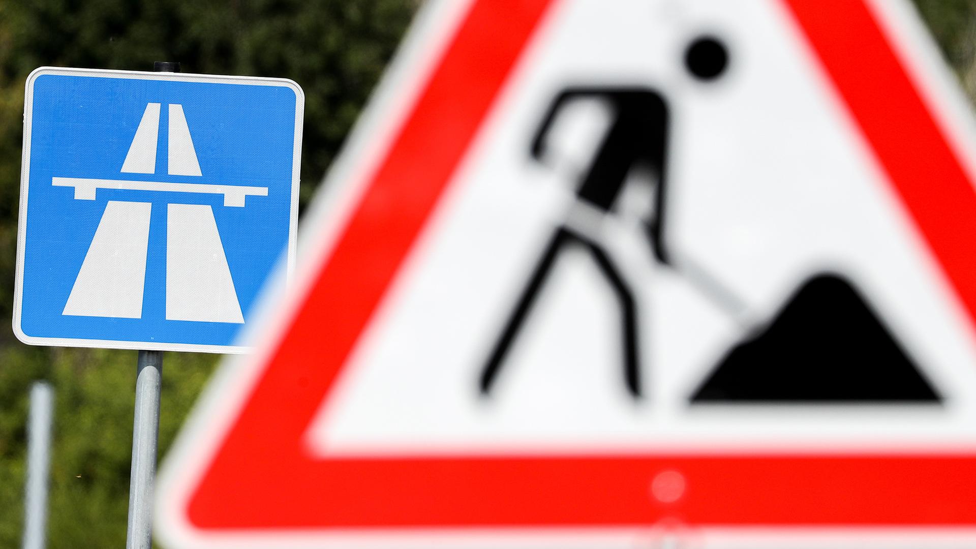 Ein Schild weist auf eine Baustelle auf einer Autobahn hin. | dpa