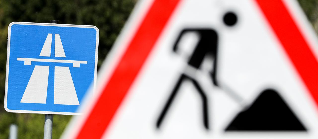 Ein Schild weist auf eine Baustelle auf einer Autobahn hin.