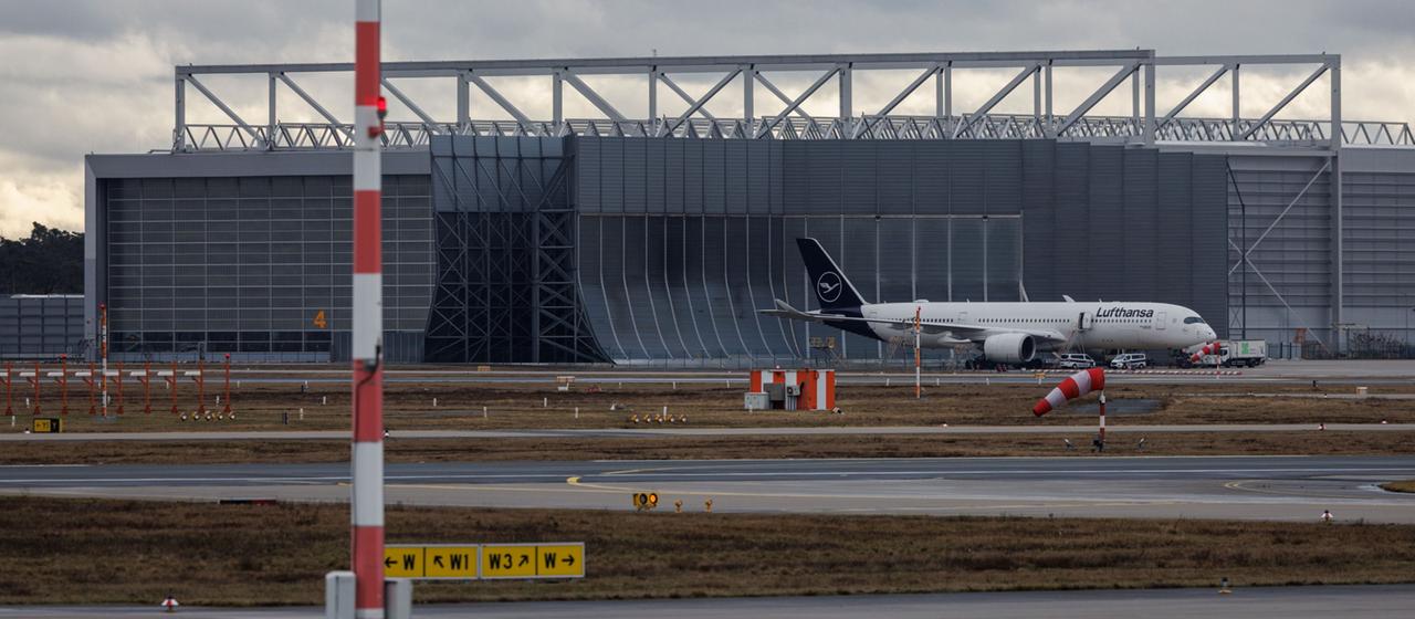 Ein Flugzeug am Frankfurter Flughafen