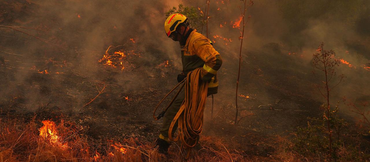 Ein Feuerwehrmann bei einem Waldbrand in Spanien