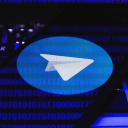 Smartphone mit Logo der Telegram-App