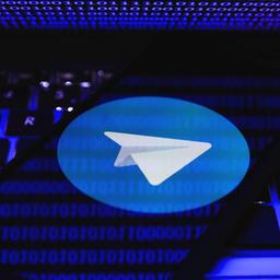 Smartphone mit Logo der Telegram-App
