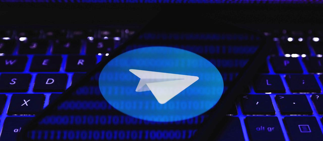 Smartphone mit Logo der Telegram-App