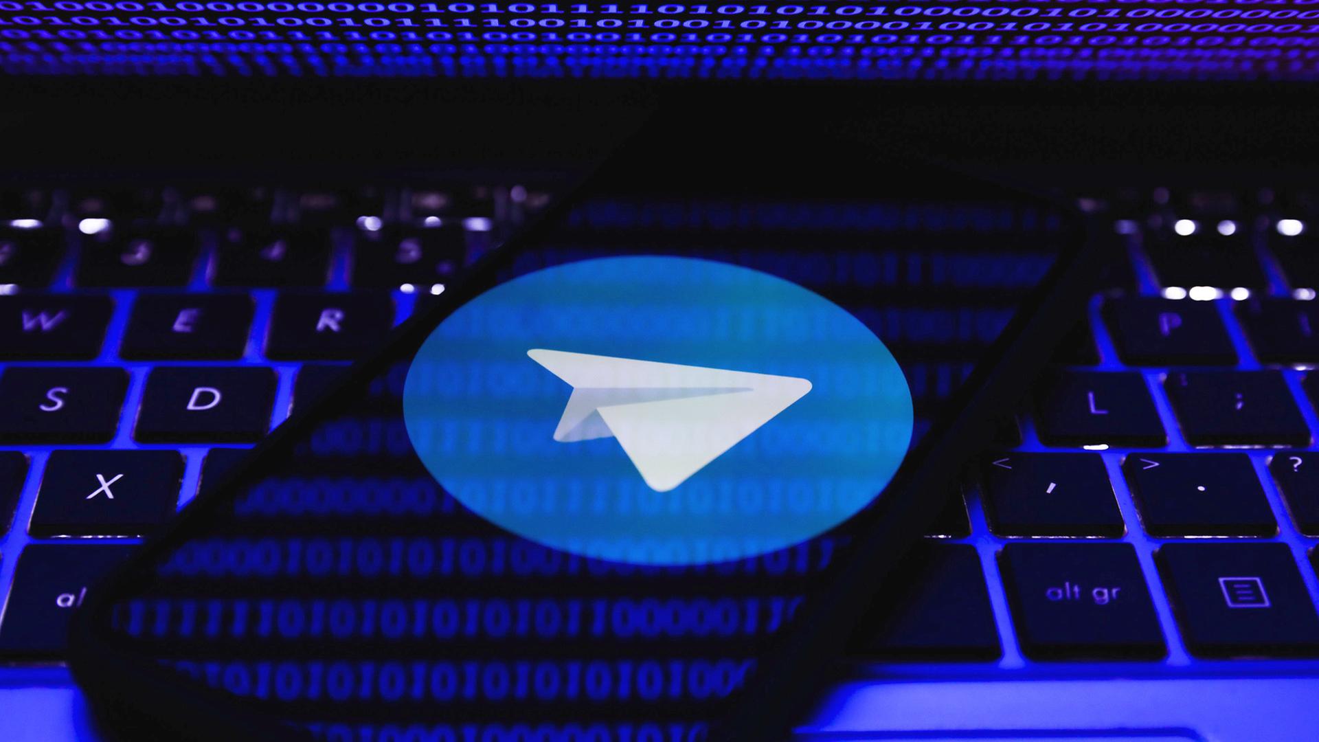 Smartphone mit Logo der Telegram-App | picture alliance / NurPhoto