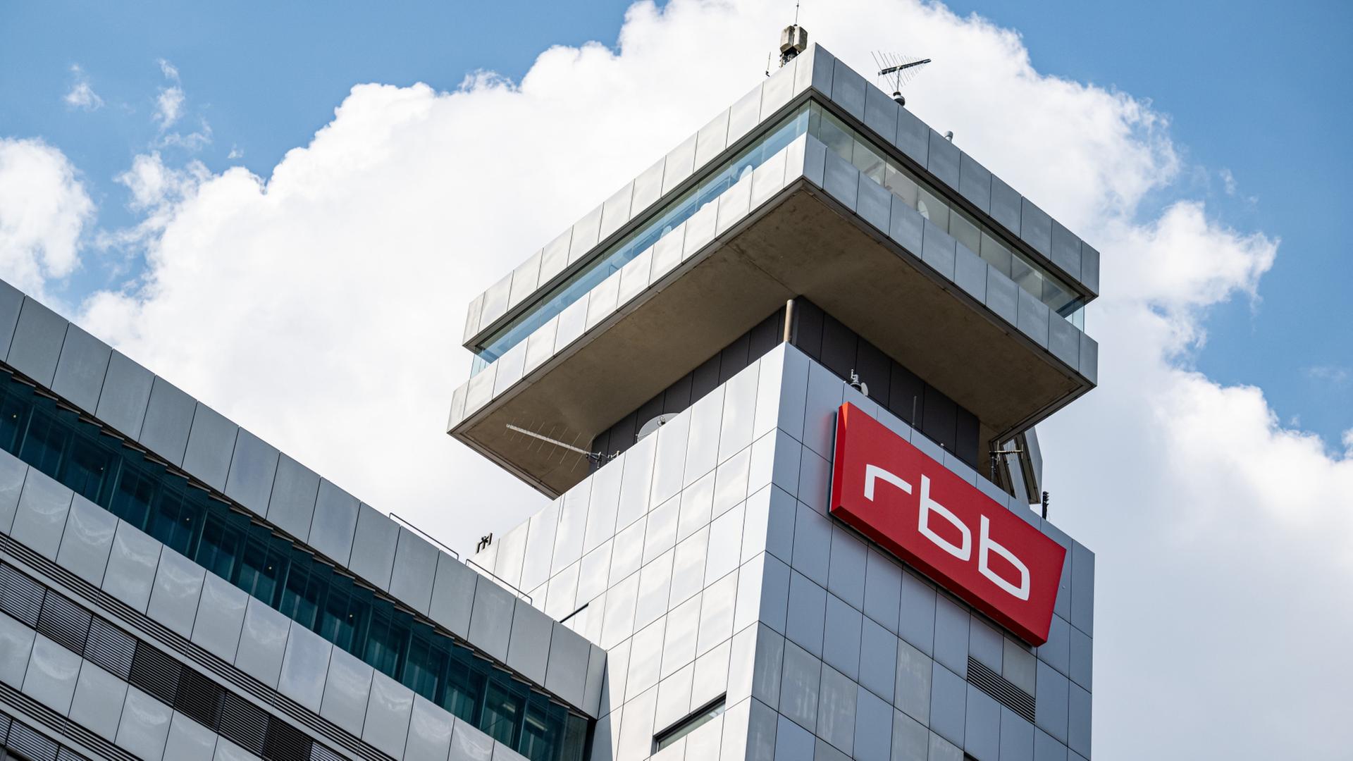 Ein Schild mit dem Logo des rbb hängt an dem Gebäude des Fernsehzentrums. | dpa